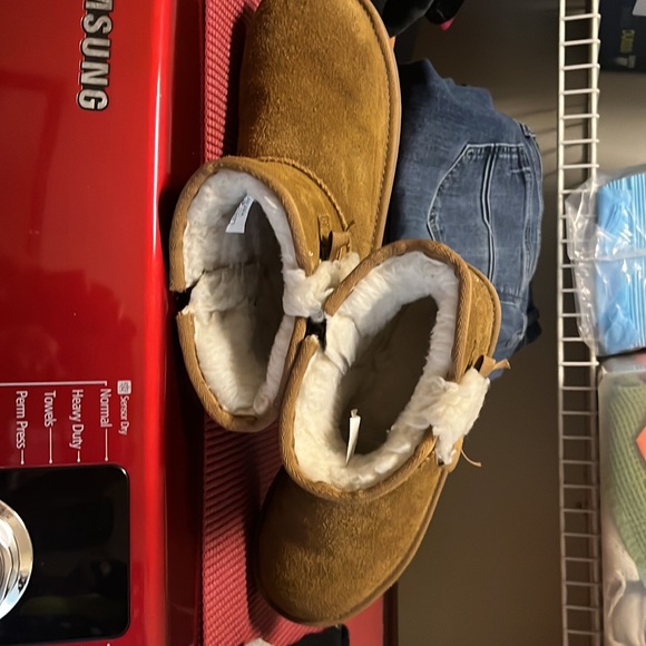 Gently used UGG Koolaburra Girls Boots size 3 or 5 - Picture 8 of 10